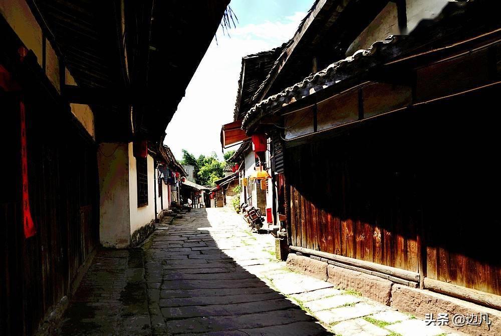 探索秘密世界,迪丽热巴《安乐传》花絮照曝出, 红盔甲造型骑马好飒,她的气质如何?等你来问